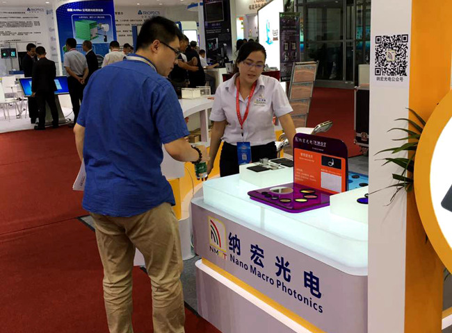 客戶參觀納宏光電展品 客戶參觀納宏光電展品